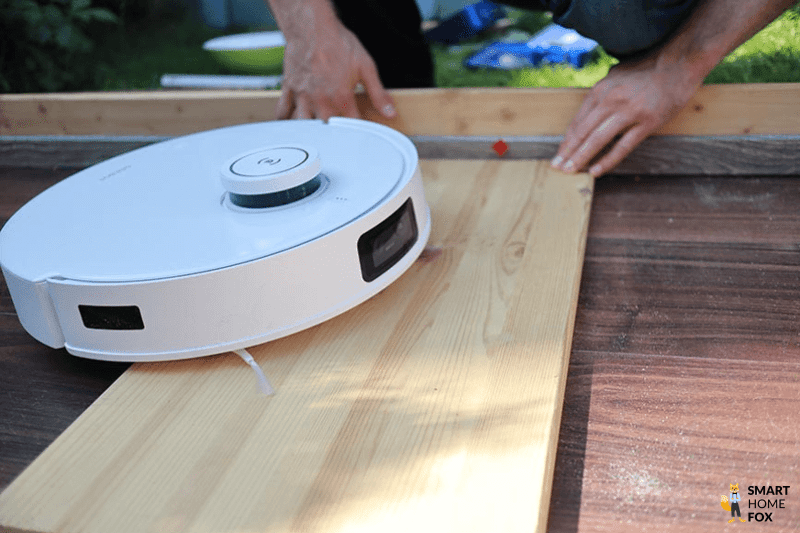 Ein Saugroboter überfährt eine hohe Türschwelle